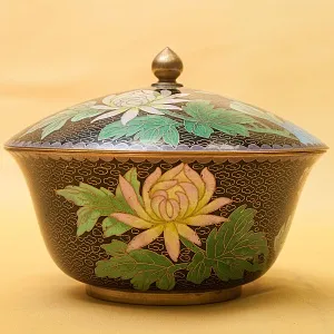 Винтажная Шкатулка «В Саду» в технике «Клуазоне» Китай 50 -е годы ХХ века.