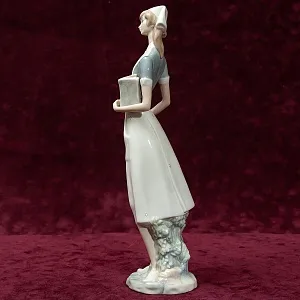 Фарфоровая статуэтка «Молодая Медсестра» из серии «Медицина» Lladro, Daisa, Испания - Н-36 см.