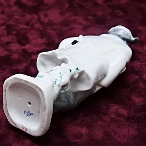 Коллекционная Авторская Фарфоровая статуэтка «Мальчик с коньками», ЛФЗ СССР 1958 год.