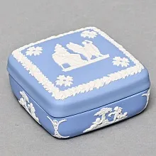 Шкатулка - Бонбоньерка «Музы и поклонники», фарфор ВЕДЖВУД / WEDGWOOD, Англия, вторая половина ХХ века.