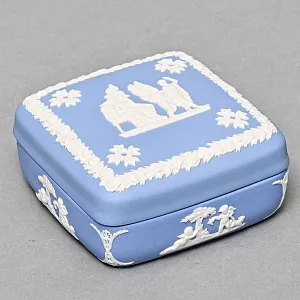 Шкатулка - Бонбоньерка «Музы и поклонники», фарфор ВЕДЖВУД / WEDGWOOD, Англия, вторая половина ХХ века.
