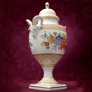 Коллекционный Авторский  Вазон из серии «Sanssouci» Фарфор KAISER Германия Н -31 см.