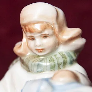 Авторская Коллекционная Фарфоровая Статуэтка «Мальчик и Снежный Медведь», Дулёво Россия.