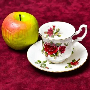 Коллекционная Фарфоровая Кофейная пара «Красная Роза», ROYAL ALBERT Англия, вторая половина ХХ века.