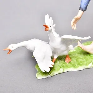 Коллекционная Фарфоровая статуэтка «Ловец гусей. Мальчик и гуси», KAISER Германия, 1979 - 1990 годы. 