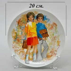 Авторская Тарелка «Дети. Эмилия и Филипп». Фарфор Limoges Франция - 1980 год.