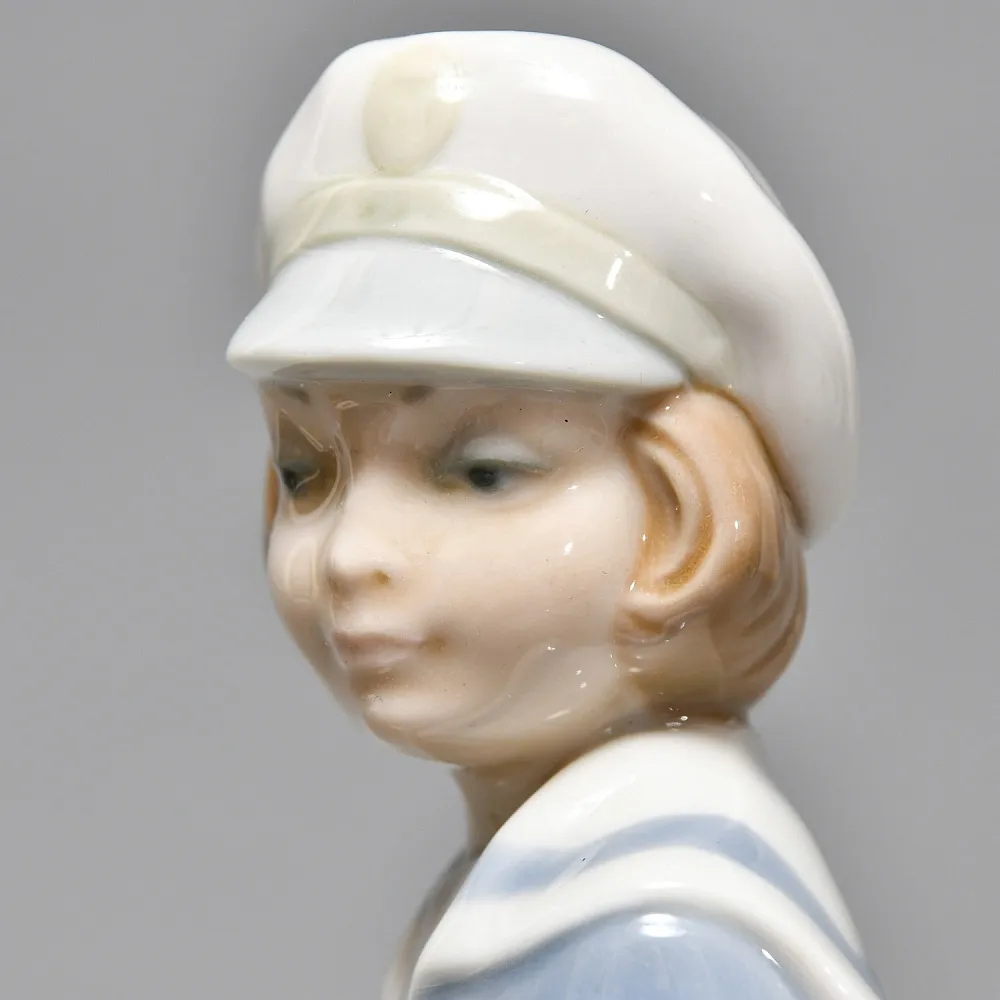 Коллекционная Фарфоровая статуэтка «Мальчик c корабликом», Lladro Испания, вторая половина ХХ века.