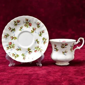 Коллекционная Фарфоровая Кофейная пара «Очарование», ROYAL ALBERT Англия, вторая половина ХХ века.