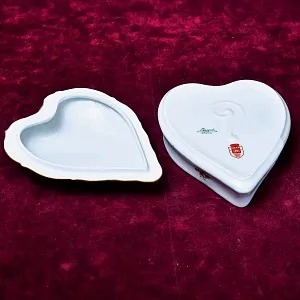 Фарфоровая Шкатулка - Бонбоньерка в форме сердца «Райская птица», Porcelain Limoges Castel Франция.