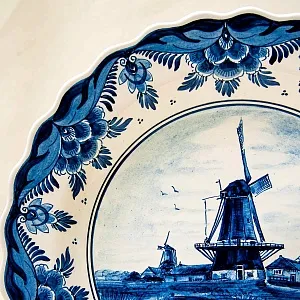Декоративное Блюдо - Тарелка «ПЕЙЗАЖ С МЕЛЬНИЦАМИ», роспись, фарфор DELFT Blau, d-30 см.
