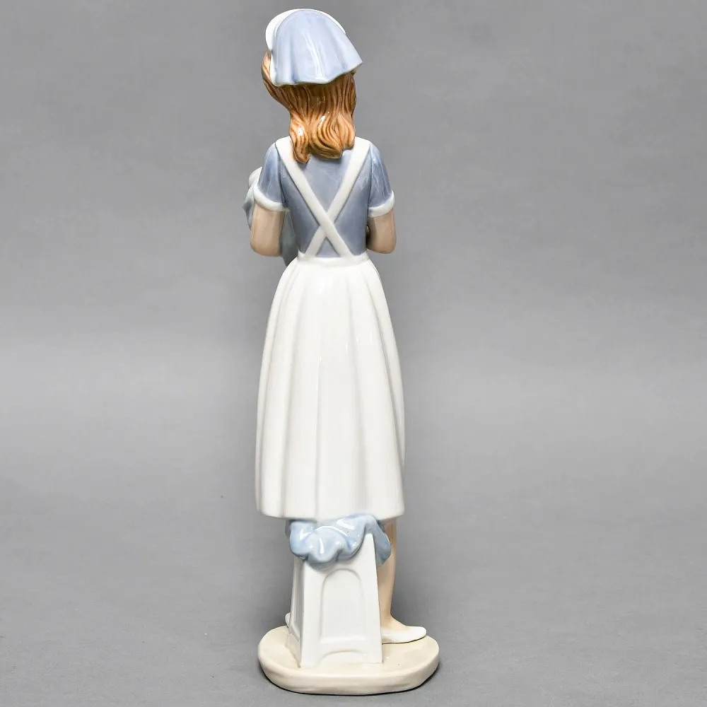 Коллекционная Фарфоровая статуэтка «Медсестра с младенцем», NAO by Lladro Испания.