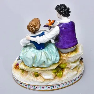 Антикварная Фарфоровая статуэтка «СВИДАНИЕ. ПТИЦА В РУКЕ», Aelteste Volkstedter Германия.