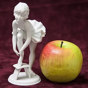 Коллекционная Статуэтка «Маленькая балерина», бисквитный фарфор Kaiser, Германия -1979 год.