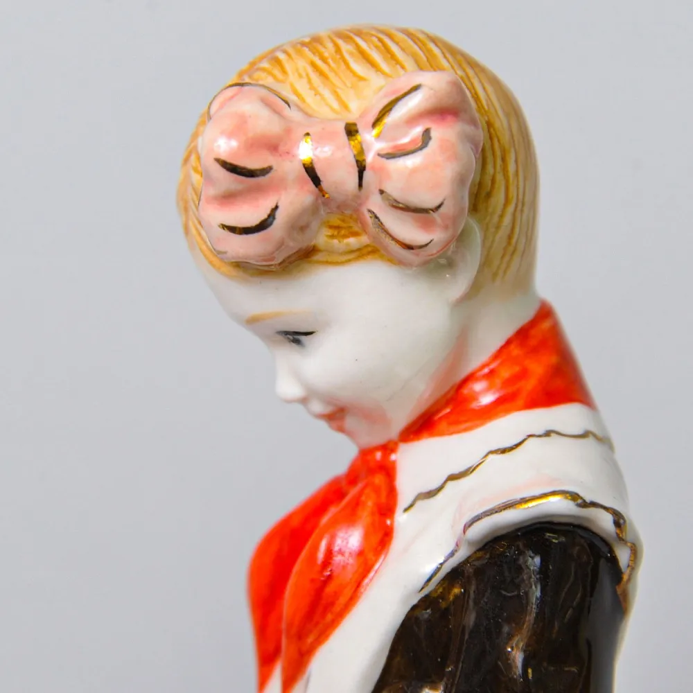 Авторская Коллекционная Фарфоровая Статуэтка «Школьница - Пионерка с портфелем», Россия.