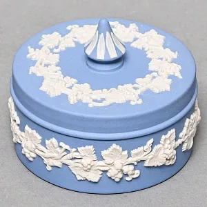 Шкатулка - Бонбоньерка «Виноградная лоза», фарфор ВЕДЖВУД / WEDGWOOD, Англия, вторая половина ХХ века.