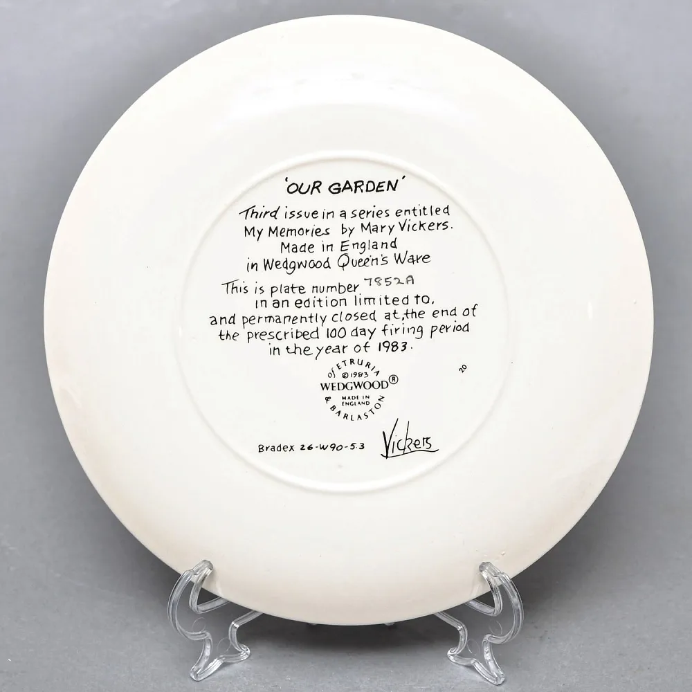 Коллекционная Фарфоровая тарелка «Детство. Наш сад», Wedgwood Англия - 1983 год. 