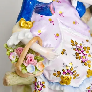 Коллекционная Фарфоровая статуэтка «Свидание. Дама, кавалер и собачка», SITZENDORF Германия.