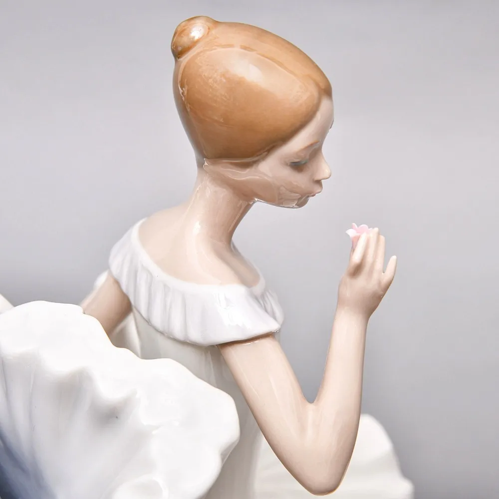 Коллекционная Фарфоровая статуэтка «Балерина в кресле с цветком», Nao by Lladro Испания.
