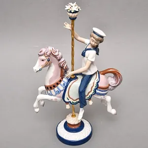 Коллекционная Фарфоровая статуэтка «Мальчик в матроске на карусельной лошадке», Lladro Испания. 
