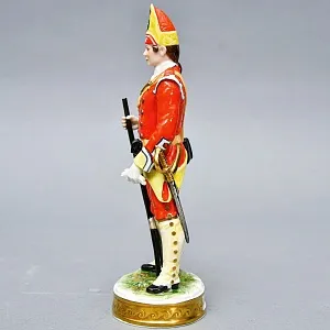 Фарфоровая Cтатуэтка «Солдаты Британской Армии. 27-й пехотный полк», RUDOLF KAMMER Германия. 