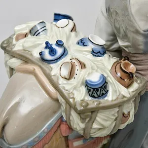 Коллекционная Фарфоровая статуэтка «Продавец фарфора»,  Lladro Испания - 1974 год.