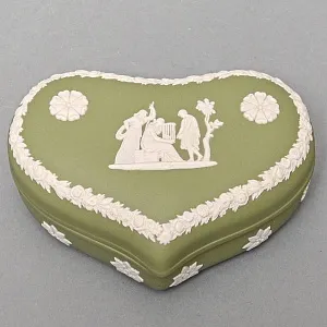 Шкатулка - Бонбоньерка «Античный сюжет», фарфор ВЕДЖВУД / WEDGWOOD, Англия, вторая половина ХХ века.