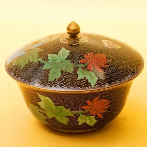 Винтажная Шкатулка «В Саду» в технике «Клуазоне» Китай 50 -е годы ХХ века.