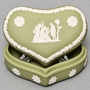 Шкатулка - Бонбоньерка «Античный сюжет», фарфор ВЕДЖВУД / WEDGWOOD, Англия, вторая половина ХХ века.