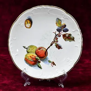 Антикварная Фарфоровая тарелка «Персики и ежевика», Villeroy&Boch Германия, 1874 - 1909 годы.
