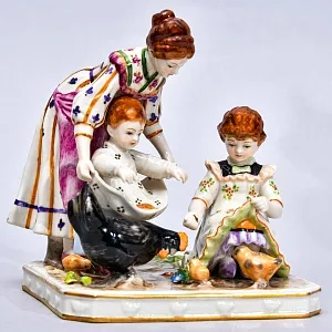 Редкость! Антикварная Фарфоровая Статуэтка «КОРМЛЕНИЕ КУР», Aсkermann & Fritze Германия.