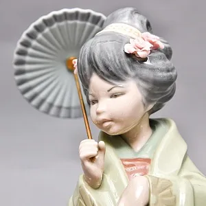Коллекционная Фарфоровая статуэтка «Гейша с зонтом» Н - 30 см. Lladro, Испания - 1978 год.