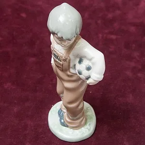 Коллекционная Фарфоровая статуэтка «Маленький футболист» NAO by Lladro, Daisa, Испания -1988 год.