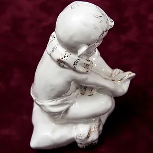 Статуэтка - Фарфоровая Статуэтка «Мальчик с Сандалией» СССР, Песочное -1960 год.