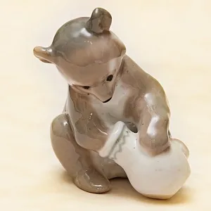 Коллекционная Фарфоровая Статуэтка «Мишка с крынкой», СССР ЛЗФИ, 1956 - 1967 года. 