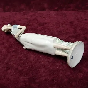 Фарфоровая статуэтка «Молодая Медсестра» из серии «Медицина» Lladro, Daisa, Испания - Н-36 см.