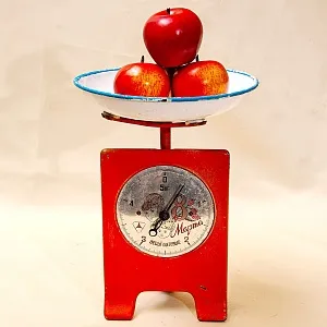 Редкость! «8-е МАРТА» Винтажные Советские Бытовые Кухонные Весы на 5 кг., СССР - 1967 год.