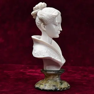 Коллекционная статуэтка - бюст «Герцогиня», Камень, Франция - середина ХХ века. 