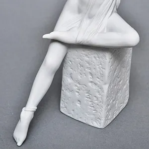 Коллекционная Фарфоровая статуэтка «Девушка, Знак Зодиака - Весы», Royal Copenhagen Дания.