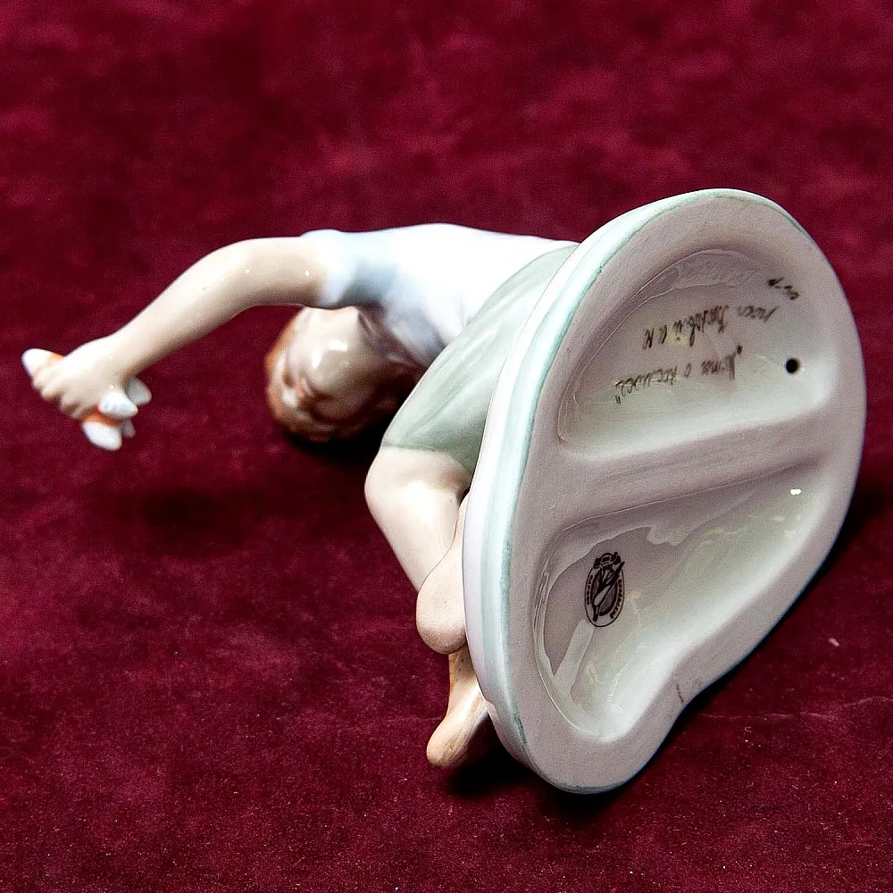 Авторская Коллекционная Фарфоровая Статуэтка «Мальчик с Ракетой», Дулёво Россия.