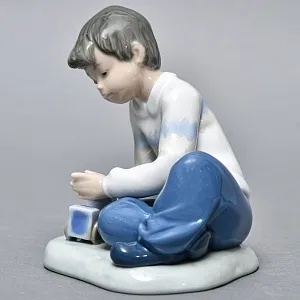 Коллекционная Фарфоровая статуэтка «Мальчик с паровозиком», NAO by Lladro Испания. 