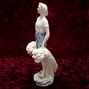 Редкость!!!  Фарфоровая Статуэтка «Девушка со снопами» Рижский ФЗ - CCCР -1956 год.