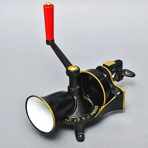 Старинная Чугунная Ручная Механическая Мельница - Кофемолка, Англия начало ХХ века.