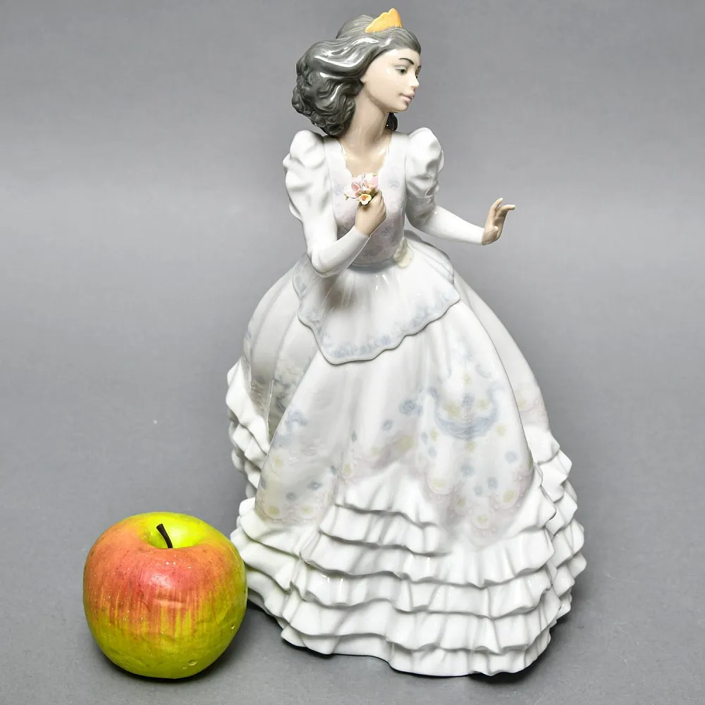 Коллекционная Фарфоровая статуэтка «Девушка в бальном платье», Lladro Испания, 2000 - 2004 годы. 