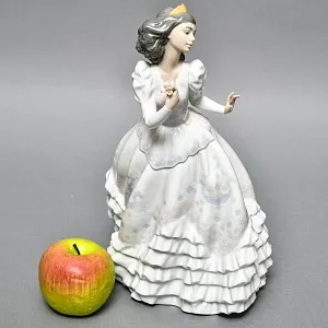 Коллекционная Фарфоровая статуэтка «Девушка в бальном платье», Lladro Испания, 2000 - 2004 годы. 