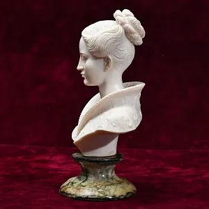 Коллекционная статуэтка - бюст «Герцогиня», Камень, Франция - середина ХХ века. 