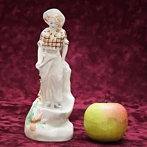 Фарфоровая Статуэтка «Девушка геолог» Барановский ФЗ - CCCР 50 -е годы ХХ века.