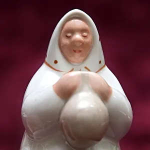 Фарфоровая статуэтка «Бабушка с котом и крынкой молока», ДФЗ Вербилки, СССР -1954–1965 годы.