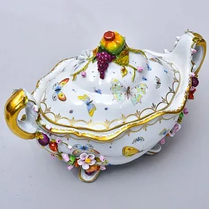 Фарфоровая Тюрина - Судок с крышкой «БАБОЧКИ В САДУ», Франция - середина ХХ века.
