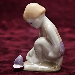 Фарфоровая статуэтка «Девочка с корабликом», СССР Сысертский фарфоровый завод, 1960 - 1977 гг. 