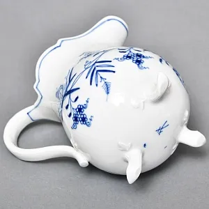 Фарфоровый молочник - сливочник на ножках «Луковый узор», MEISSEN Германия, середина ХХ века. 